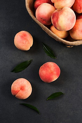 포토 JPG 과일 나뭇잎 사람없음 하이앵글 바구니 여러개 담기 복숭아 제철 제철과일 국내포토 뷰포인트 다수 잎 모션 파일형식