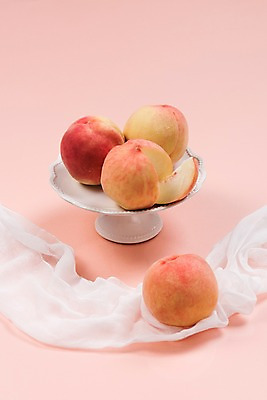 포토 JPG 접시 과일 사람없음 여러개 천 복숭아 제철 제철과일 국내포토 식기 다수 직물 파일형식