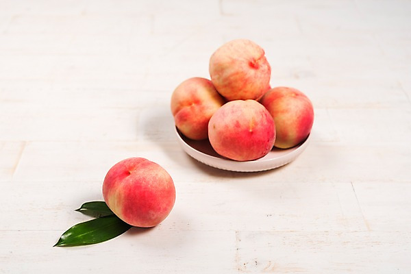 포토 JPG 접시 과일 나뭇잎 사람없음 여러개 복숭아 제철 제철과일 국내포토 식기 다수 잎 파일형식