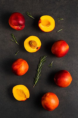 포토 JPG 과일 나뭇잎 씨앗 사람없음 하이앵글 여러개 슬라이스 제철 천도복숭아 플랫레이 제철과일 국내포토 식물 뷰포인트 다수 잎 플랫 복숭아 파일형식