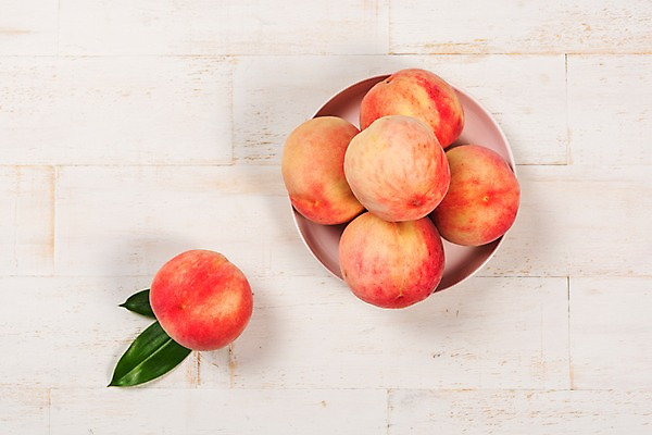 포토 JPG 접시 과일 나뭇잎 사람없음 하이앵글 여러개 복숭아 제철 제철과일 국내포토 식기 뷰포인트 다수 잎 파일형식