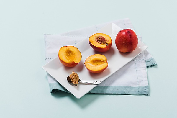 포토 JPG 접시 과일 씨앗 사람없음 여러개 천 슬라이스 약스푼 제철 천도복숭아 제철과일 국내포토 식물 식기 다수 직물 복숭아 파일형식