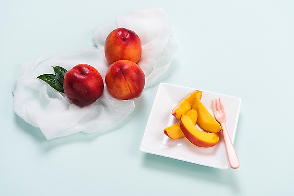 포토 JPG 접시 포크 과일 사람없음 세개 천 과일조각 제철 천도복숭아 제철과일 국내포토 식기 조각 3 직물 복숭아 파일형식