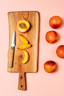 포토 JPG 과일 도마 씨앗 사람없음 하이앵글 여러개 칼 슬라이스 제철 천도복숭아 플랫레이 제철과일 국내포토 식물 뷰포인트 다수 주방용품 플랫 복숭아 파일형식