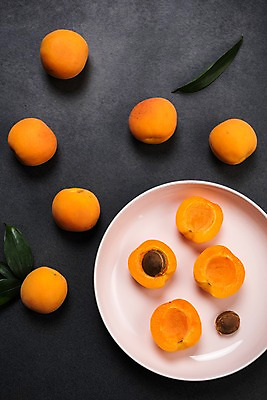 포토 JPG 접시 나뭇잎 씨앗 사람없음 하이앵글 여러개 슬라이스 살구 플랫레이 국내포토 식물 식기 뷰포인트 다수 잎 과일 플랫 파일형식