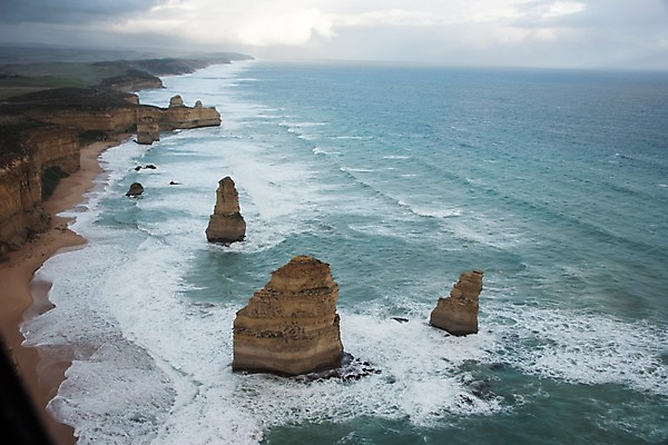 포토 JPG 주간 구름 해외풍경 해외 바다 하늘 풍경 사람없음 야외 바위 호주 항공촬영 포트캠벨국립공원 12사도바위 국내포토 자연요소 뷰포인트 국립공원 돌_바위 오세아니아 파일형식
