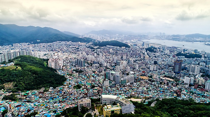 포토 JPG 주간 구름 사진 지붕 산 주택 한국 풍경 사람없음 야외 하이앵글 컬러풀 마을 부산 홈 운해 항공촬영 오색 감천문화마을 알록달록 국내포토 자연요소 아시아 뷰포인트 컬러 건물 파일형식 구름_자연