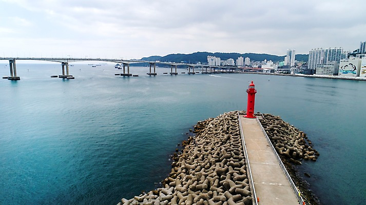 포토 JPG 주간 바다 사진 한국 등대 풍경 빌딩 사람없음 야외 건물 하이앵글 방파제 부산 흐림 항공촬영 가교 국내포토 자연요소 건축물 공공시설 아시아 뷰포인트 날씨 파일형식