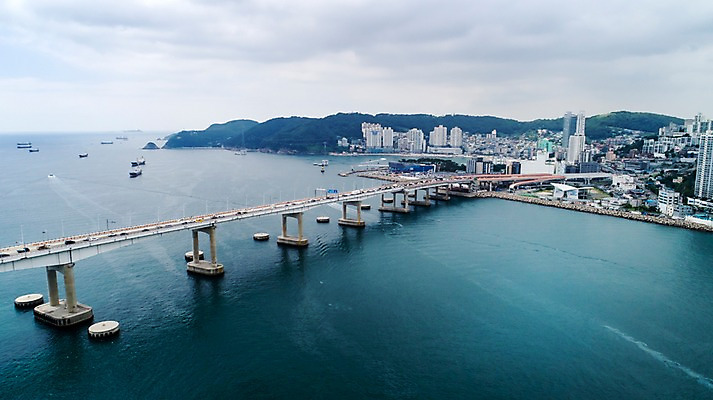 포토 JPG 주간 바다 사진 산 한국 풍경 사람없음 야외 건물 하이앵글 항구 부산 항공촬영 부산항 가교 남항대교 국내포토 자연요소 건축물 아시아 뷰포인트 교통시설 파일형식 다리_건출물