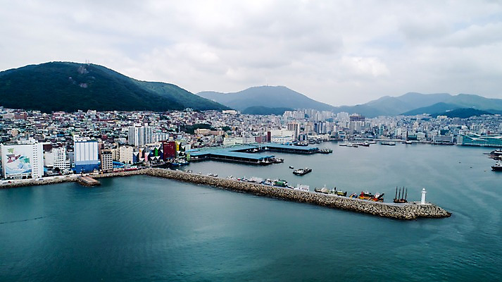 포토 JPG 주간 사진 한국 풍경 빌딩 사람없음 야외 건물 하이앵글 항구 방파제 부산 흐림 항공촬영 부산항 국내포토 자연요소 건축물 공공시설 아시아 뷰포인트 교통시설 날씨 파일형식