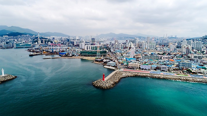 포토 JPG 주간 바다 사진 한국 등대 풍경 빌딩 사람없음 야외 건물 하이앵글 항구 부산 항공촬영 부산항 국내포토 자연요소 건축물 아시아 뷰포인트 교통시설 파일형식