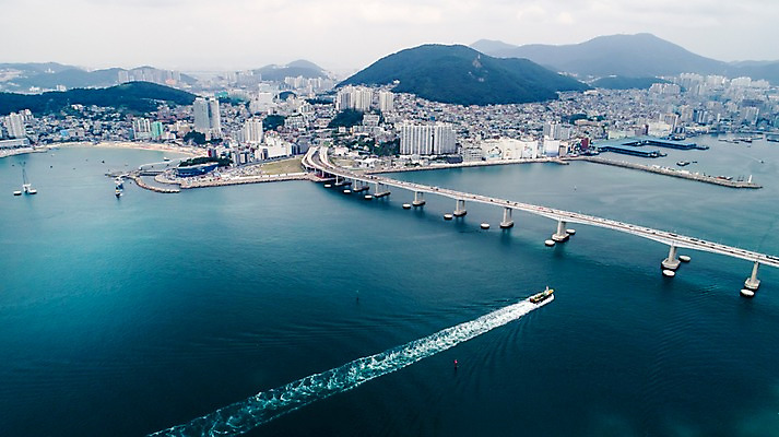 포토 JPG 주간 바다 사진 산 한국 풍경 사람없음 야외 건물 하이앵글 항구 부산 항공촬영 부산항 남항대교 국내포토 자연요소 건축물 아시아 뷰포인트 교통시설 파일형식 다리_건출물