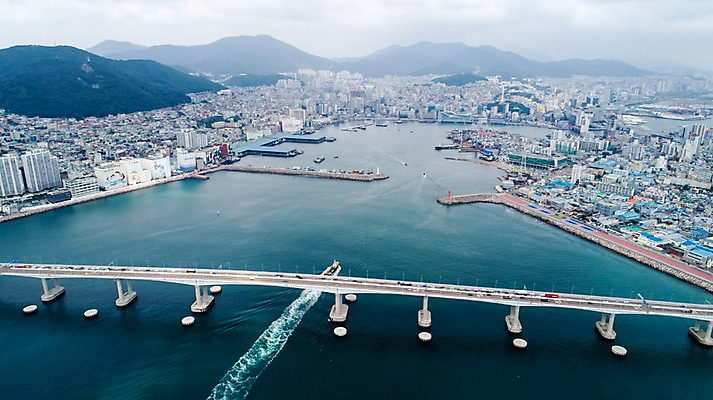 포토 JPG 주간 바다 사진 산 한국 풍경 사람없음 야외 건물 하이앵글 항구 부산 항공촬영 부산항 가교 남항대교 국내포토 자연요소 건축물 아시아 뷰포인트 교통시설 파일형식 다리_건출물