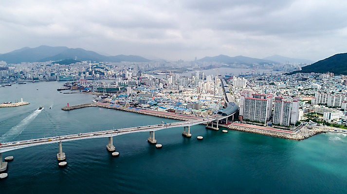 포토 JPG 주간 바다 사진 한국 풍경 빌딩 사람없음 야외 건물 하이앵글 항구 부산 항공촬영 부산항 가교 남항대교 국내포토 자연요소 건축물 아시아 뷰포인트 교통시설 파일형식 다리_건출물