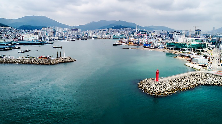 포토 JPG 주간 바다 사진 한국 등대 풍경 빌딩 사람없음 야외 건물 하이앵글 항구 방파제 부산 흐림 항공촬영 부산항 국내포토 자연요소 건축물 공공시설 아시아 뷰포인트 교통시설 날씨 파일형식