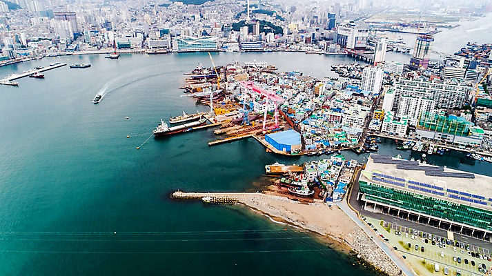 포토 JPG 주간 바다 사진 한국 풍경 빌딩 사람없음 야외 건물 하이앵글 항구 부산 항공촬영 부산영도대교 부산항 국내포토 자연요소 건축물 아시아 뷰포인트 교통시설 다리_건축물 파일형식