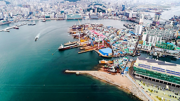 포토 JPG 주간 바다 사진 한국 풍경 빌딩 사람없음 야외 건물 하이앵글 항구 부산 항공촬영 부산영도대교 부산항 국내포토 자연요소 건축물 아시아 뷰포인트 교통시설 다리_건축물 파일형식