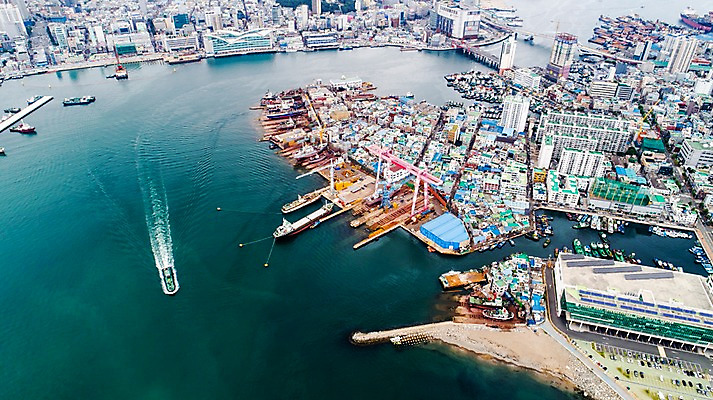 포토 JPG 주간 바다 사진 한국 풍경 빌딩 사람없음 야외 건물 하이앵글 항구 부산 항공촬영 부산영도대교 부산항 선박 국내포토 자연요소 건축물 아시아 뷰포인트 수상교통 교통시설 다리_건축물 파일형식