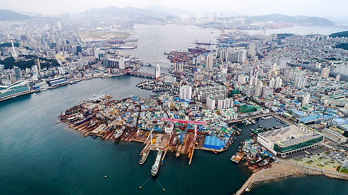 포토 JPG 주간 바다 사진 한국 풍경 빌딩 사람없음 야외 건물 하이앵글 항구 부산 항공촬영 부산영도대교 부산항 국내포토 자연요소 건축물 아시아 뷰포인트 교통시설 다리_건축물 파일형식