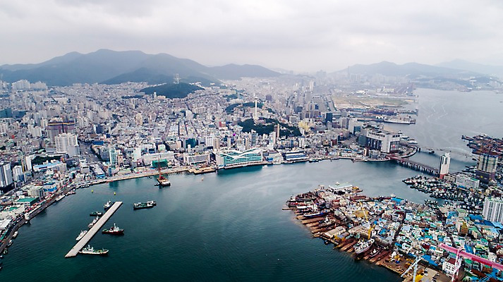 포토 JPG 주간 바다 사진 한국 풍경 빌딩 사람없음 야외 건물 하이앵글 항구 부산 항공촬영 부산영도대교 부산항 국내포토 자연요소 건축물 아시아 뷰포인트 교통시설 다리_건축물 파일형식