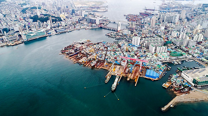 포토 JPG 주간 바다 사진 한국 풍경 빌딩 사람없음 야외 건물 하이앵글 항구 부산 항공촬영 부산영도대교 부산항 국내포토 자연요소 건축물 아시아 뷰포인트 교통시설 다리_건축물 파일형식