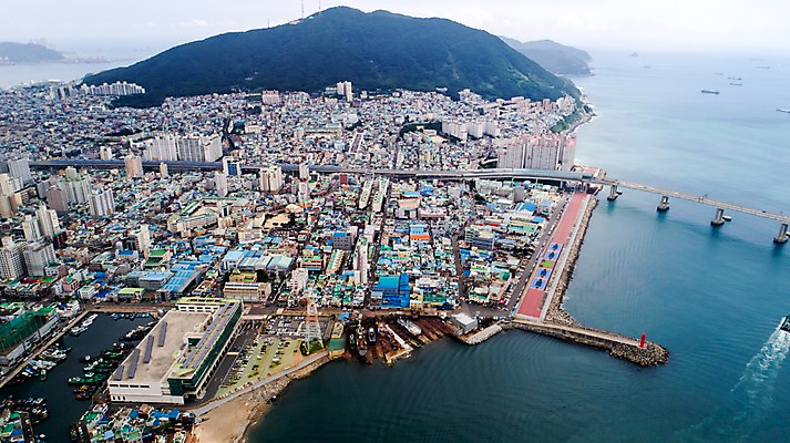 포토 JPG 주간 바다 사진 한국 풍경 빌딩 사람없음 야외 건물 하이앵글 항구 부산 항공촬영 부산항 가교 남항대교 국내포토 자연요소 건축물 아시아 뷰포인트 교통시설 파일형식 다리_건출물