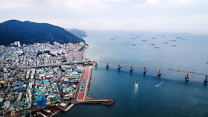 포토 JPG 주간 바다 사진 한국 풍경 사람없음 야외 하이앵글 항구 부산 항공촬영 부산항 가교 선박 남항대교 국내포토 자연요소 건축물 아시아 뷰포인트 수상교통 교통시설 파일형식 다리_건출물