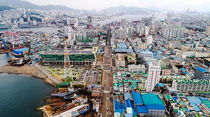 포토 JPG 주간 도로 바다 사진 한국 풍경 빌딩 사람없음 야외 건물 하이앵글 항구 차도 부산 포장도로 항공촬영 부산항 국내포토 자연요소 건축물 아시아 길 뷰포인트 교통시설 파일형식