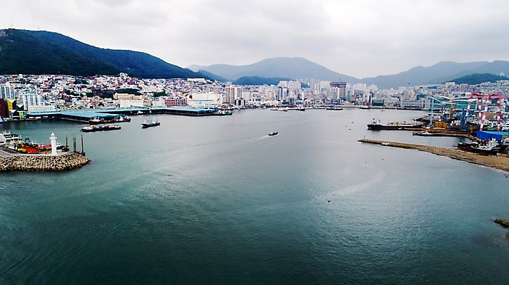 포토 JPG 주간 바다 사진 산 한국 등대 풍경 사람없음 야외 건물 하이앵글 항구 부산 항공촬영 부산항 국내포토 자연요소 건축물 아시아 뷰포인트 교통시설 파일형식
