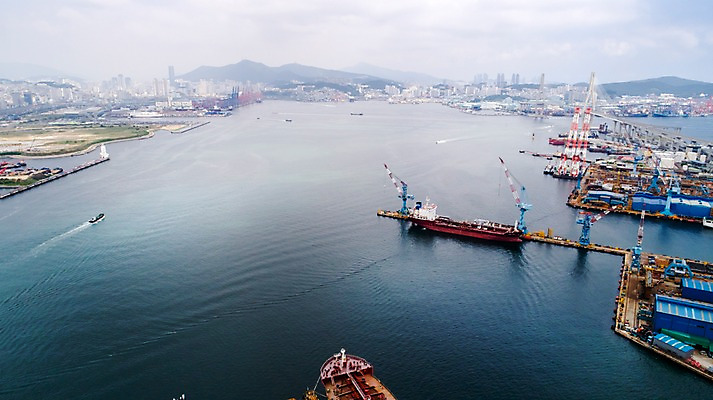 포토 JPG 주간 바다 사진 한국 풍경 빌딩 사람없음 야외 건물 하이앵글 항구 부산 항공촬영 부산항 선박 국내포토 자연요소 건축물 아시아 뷰포인트 수상교통 교통시설 파일형식