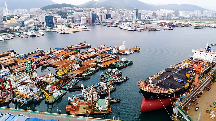 포토 JPG 주간 바다 사진 한국 풍경 빌딩 사람없음 야외 건물 하이앵글 항구 부산 항공촬영 부산항 선박 국내포토 자연요소 건축물 아시아 뷰포인트 수상교통 교통시설 파일형식