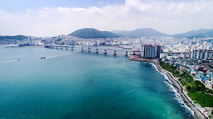 포토 JPG 주간 바다 사진 하늘 산 한국 풍경 사람없음 야외 건물 하이앵글 해안도로 부산 항공촬영 해운대 가교 영도 흰여울문화마을 국내포토 자연요소 건축물 아시아 도로 뷰포인트 마을 파일형식