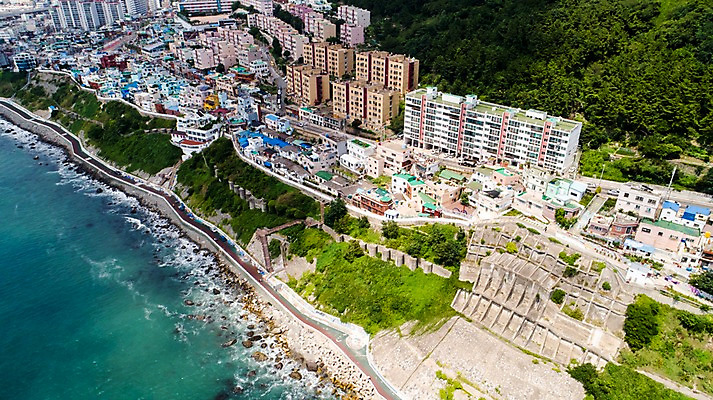 포토 JPG 주간 나무 바다 사진 산 한국 풍경 사람없음 야외 건물 하이앵글 해안도로 부산 항공촬영 해운대 영도 흰여울문화마을 국내포토 자연요소 식물 건축물 아시아 도로 뷰포인트 마을 파일형식