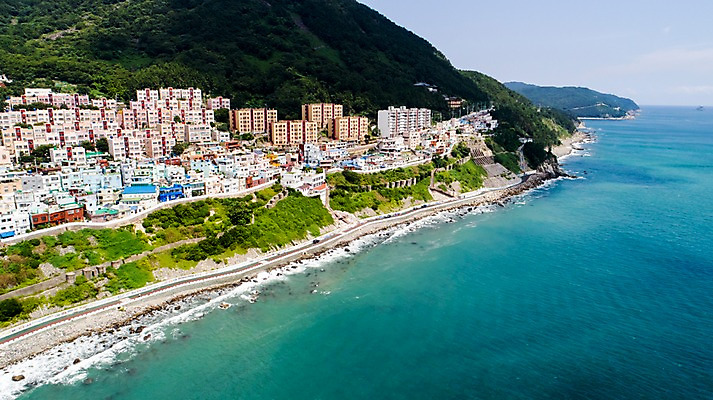 포토 JPG 주간 바다 사진 하늘 산 한국 풍경 사람없음 야외 건물 하이앵글 마을 해안도로 부산 항공촬영 영도 흰여울문화마을 국내포토 자연요소 건축물 아시아 도로 뷰포인트 파일형식