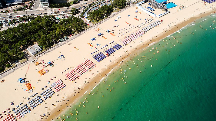 포토 JPG 주간 바다 사진 한국 풍경 해변 사람없음 야외 하이앵글 맑음 파라솔 해수욕장 부산 항공촬영 해운대 해운대해수욕장 국내포토 자연요소 아시아 뷰포인트 날씨 파일형식