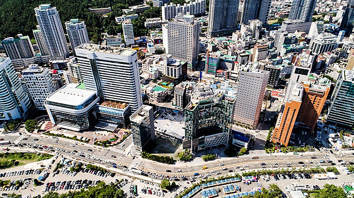 포토 JPG 주간 도로 사진 한국 풍경 빌딩 사람없음 야외 건물 하이앵글 차도 부산 포장도로 항공촬영 해운대 국내포토 자연요소 건축물 아시아 길 뷰포인트 교통시설 파일형식