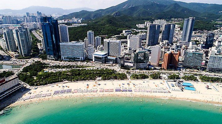 포토 JPG 주간 바다 사진 산 한국 풍경 해변 사람없음 야외 건물 하이앵글 맑음 해수욕장 부산 항공촬영 해운대 해운대해수욕장 국내포토 자연요소 건축물 아시아 뷰포인트 날씨 파일형식