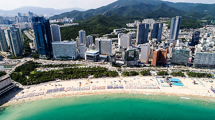 포토 JPG 주간 바다 사진 산 한국 풍경 해변 사람없음 야외 건물 하이앵글 맑음 해수욕장 부산 항공촬영 해운대 해운대해수욕장 국내포토 자연요소 건축물 아시아 뷰포인트 날씨 파일형식