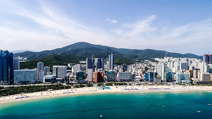 포토 JPG 주간 바다 사진 하늘 산 한국 풍경 해변 사람없음 야외 건물 하이앵글 맑음 해수욕장 부산 항공촬영 해운대 국내포토 자연요소 건축물 아시아 뷰포인트 날씨 파일형식