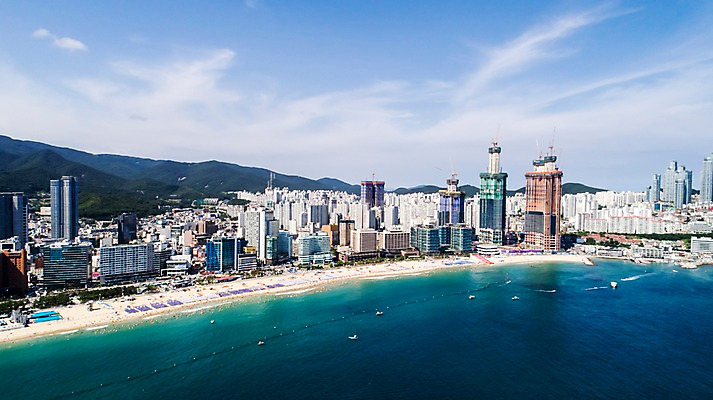 포토 JPG 주간 바다 사진 하늘 한국 풍경 빌딩 해변 사람없음 야외 건물 하이앵글 맑음 해수욕장 부산 항공촬영 해운대 국내포토 자연요소 건축물 아시아 뷰포인트 날씨 파일형식 건축 나라