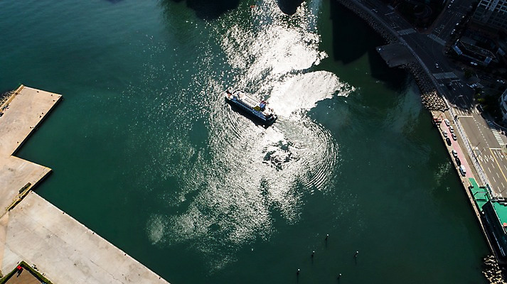 포토 JPG 주간 도로 바다 사진 한국 풍경 사람없음 야외 하이앵글 차도 부산 포장도로 항공촬영 해운대 선박 국내포토 자연요소 아시아 길 뷰포인트 수상교통 교통시설 파일형식