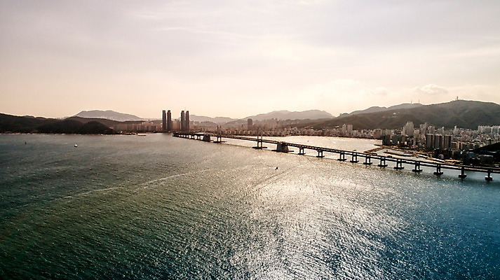 포토 JPG 주간 바다 사진 산 한국 풍경 사람없음 야외 건물 하이앵글 다리 부산 항공촬영 해운대 가교 국내포토 자연요소 건축물 아시아 뷰포인트 파일형식