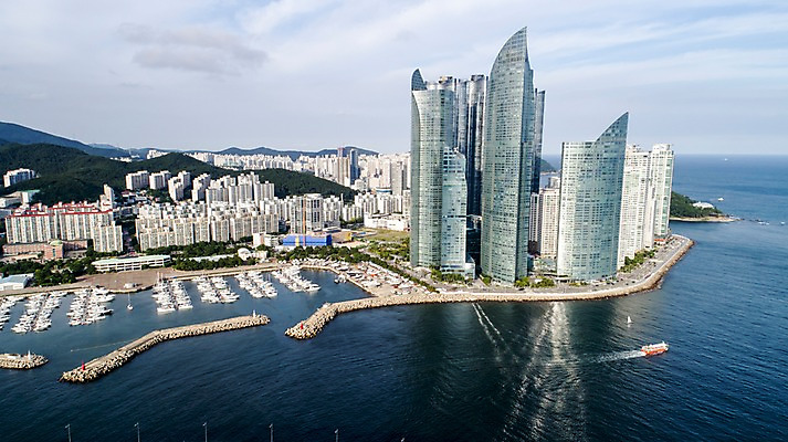 포토 JPG 주간 바다 사진 하늘 한국 풍경 빌딩 사람없음 야외 건물 하이앵글 맑음 방파제 부산 항공촬영 해운대 국내포토 자연요소 건축물 공공시설 아시아 뷰포인트 날씨 파일형식