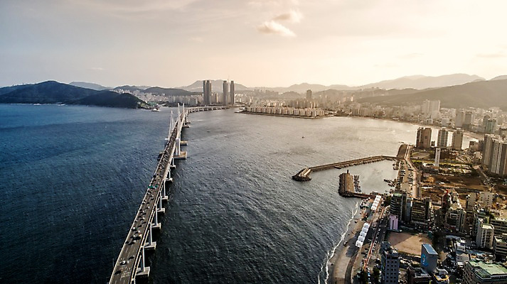 포토 JPG 주간 바다 사진 하늘 산 한국 풍경 사람없음 야외 건물 하이앵글 다리 부산 항공촬영 광안대교 가교 국내포토 자연요소 건축물 아시아 뷰포인트 파일형식