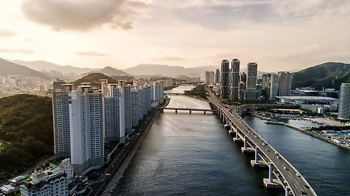 포토 JPG 주간 바다 사진 하늘 산 한국 풍경 사람없음 야외 건물 하이앵글 부산 항공촬영 광안대교 가교 국내포토 자연요소 건축물 아시아 뷰포인트 다리_건축물 파일형식