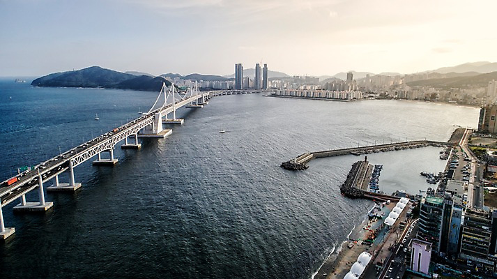 포토 JPG 주간 바다 사진 산 한국 풍경 사람없음 야외 건물 하이앵글 다리 부산 항공촬영 광안대교 가교 국내포토 자연요소 건축물 아시아 뷰포인트 파일형식 건축 나라