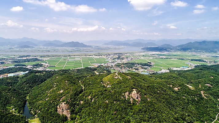 포토 JPG 주간 사진 하늘 산 한국 논 풍경 사람없음 야외 하이앵글 마을 맑음 부산 항공촬영 김해 봉하마을 국내포토 자연요소 아시아 뷰포인트 농업 날씨 경상남도 파일형식