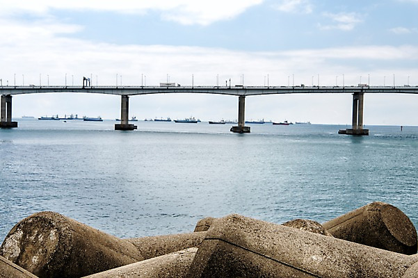 포토 JPG 주간 바다 사진 하늘 한국 풍경 사람없음 야외 맑음 방파제 부산 가교 선박 남항대교 국내포토 자연요소 건축물 공공시설 아시아 수상교통 날씨 파일형식 다리_건출물