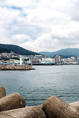 포토 JPG 주간 바다 사진 하늘 산 한국 풍경 사람없음 야외 건물 맑음 방파제 부산 부산항 국내포토 자연요소 건축물 공공시설 아시아 날씨 항구 파일형식