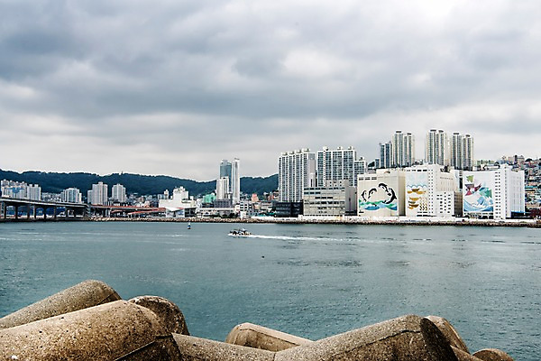 포토 JPG 주간 바다 사진 하늘 아파트 한국 풍경 빌딩 사람없음 야외 건물 방파제 부산 흐림 부산항 국내포토 자연요소 건축물 공공시설 아시아 날씨 주택 항구 파일형식